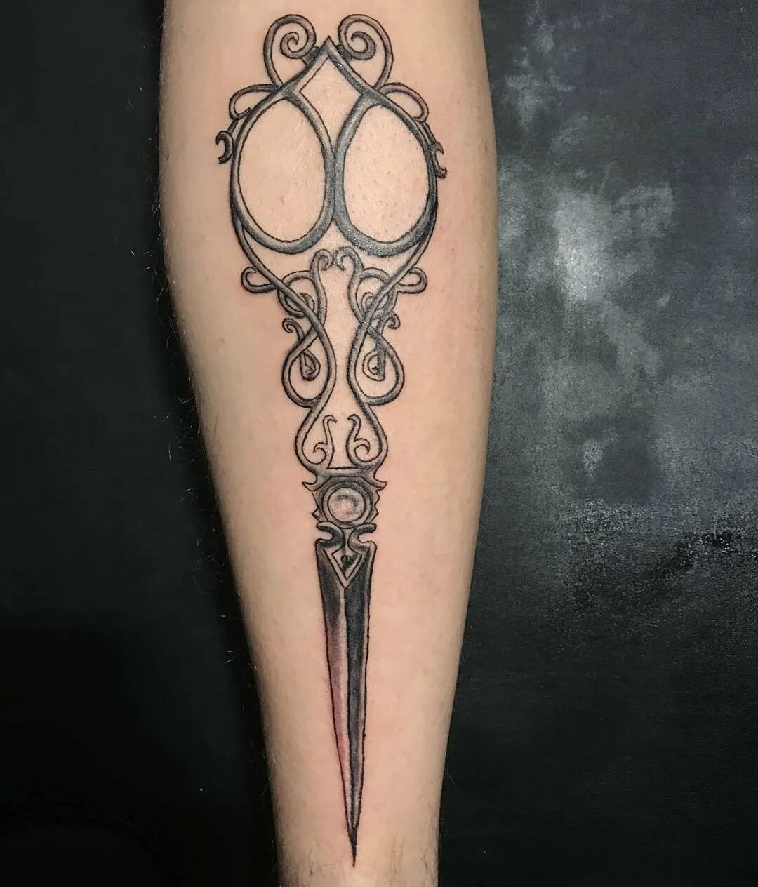 Тату ножницы парикмахерские на запястье. Тату ножницы. Тату ножницы парикмахерские на руке. Тату ножницы. Тату ножницы для парикмахера.