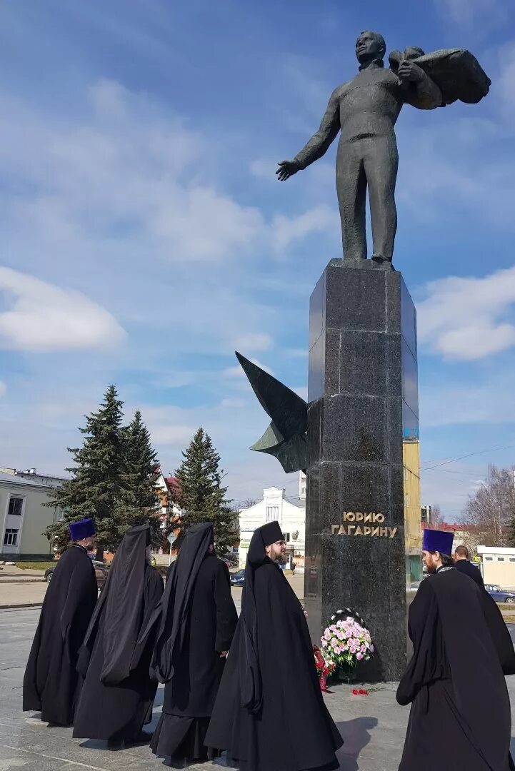 Г гагарин памятники. Памятник Гагарина в Смоленске. Памятник Юрию Гагарину в городе Гагарин. Памятник Юрию Гагарину Смоленск. Памятники в городе Гагарин Смоленской.