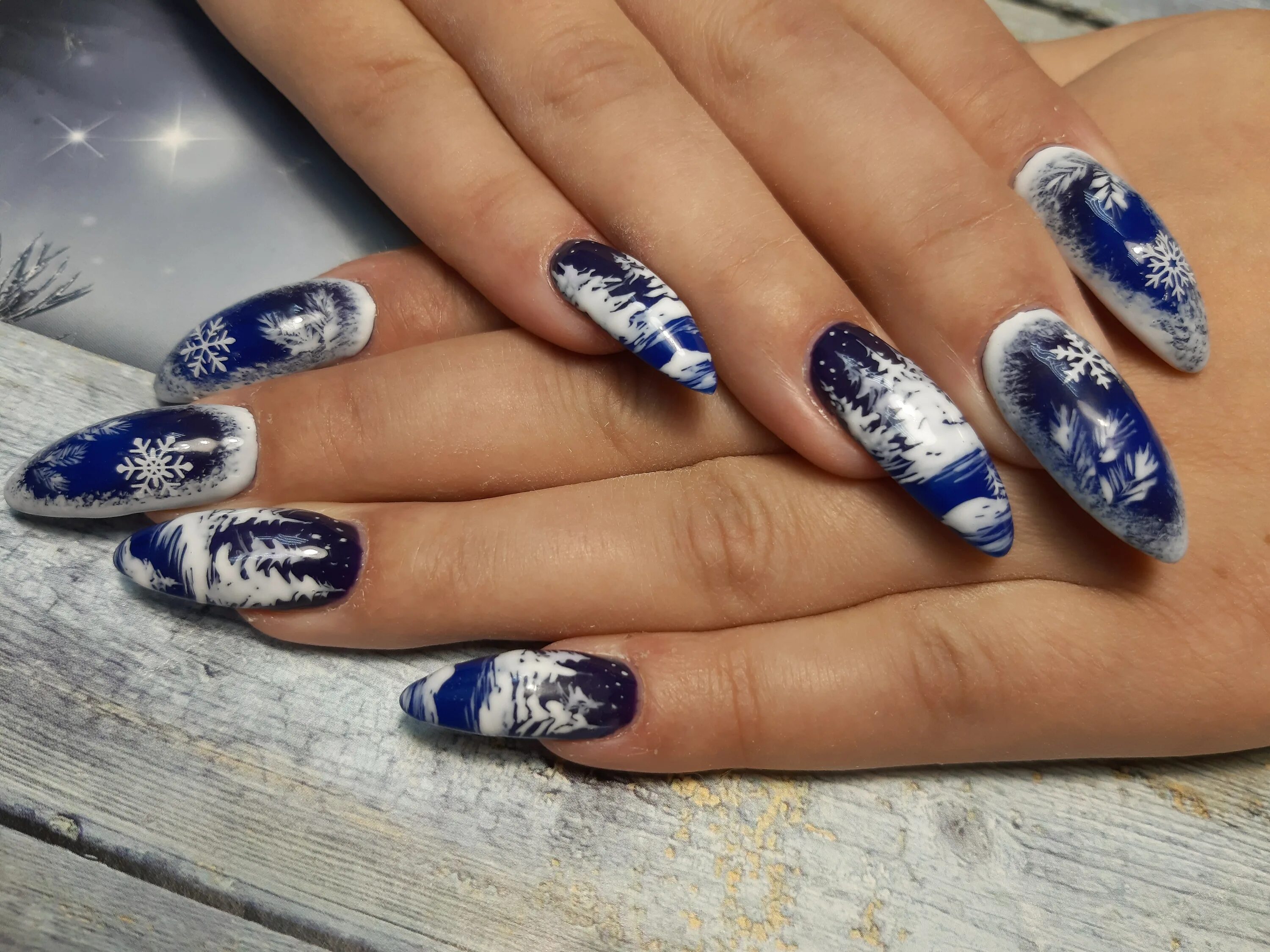 Новогодний маникюр 2024 года. Синий маникюр со снежинками. Зимний маникюр. Зимний маникюр. Зимние рисунки на ногтях.