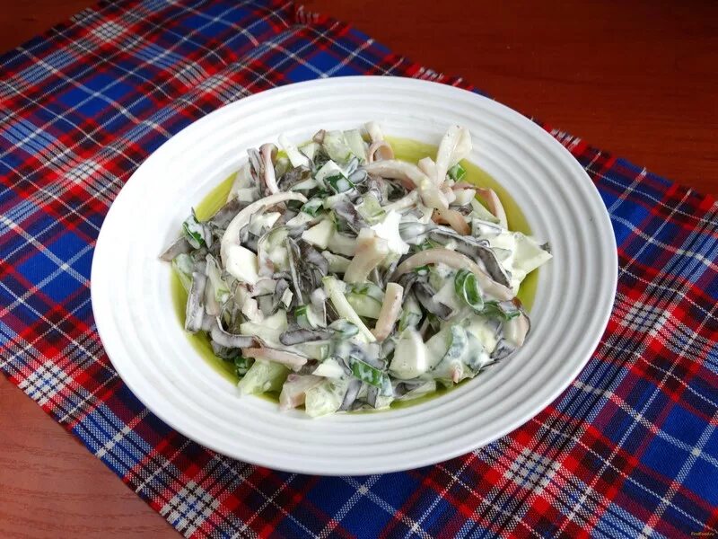 Салат с кальмарами капустой и огурцом. Морская капуста с кальмаром. салат с морской капустой. - салат из морской капусты. салат с морской капустой и яйцом.