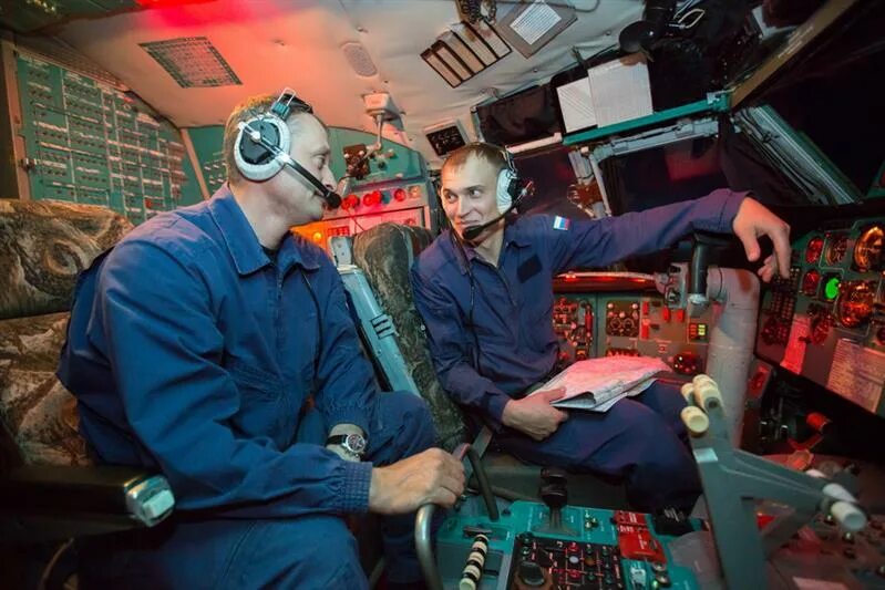 Ил 76 кокпит. Экипаж ил 76. Ил 76 мд кабина. Экипаж ил 76 состав. Ил 76 мд кабина пилотов.