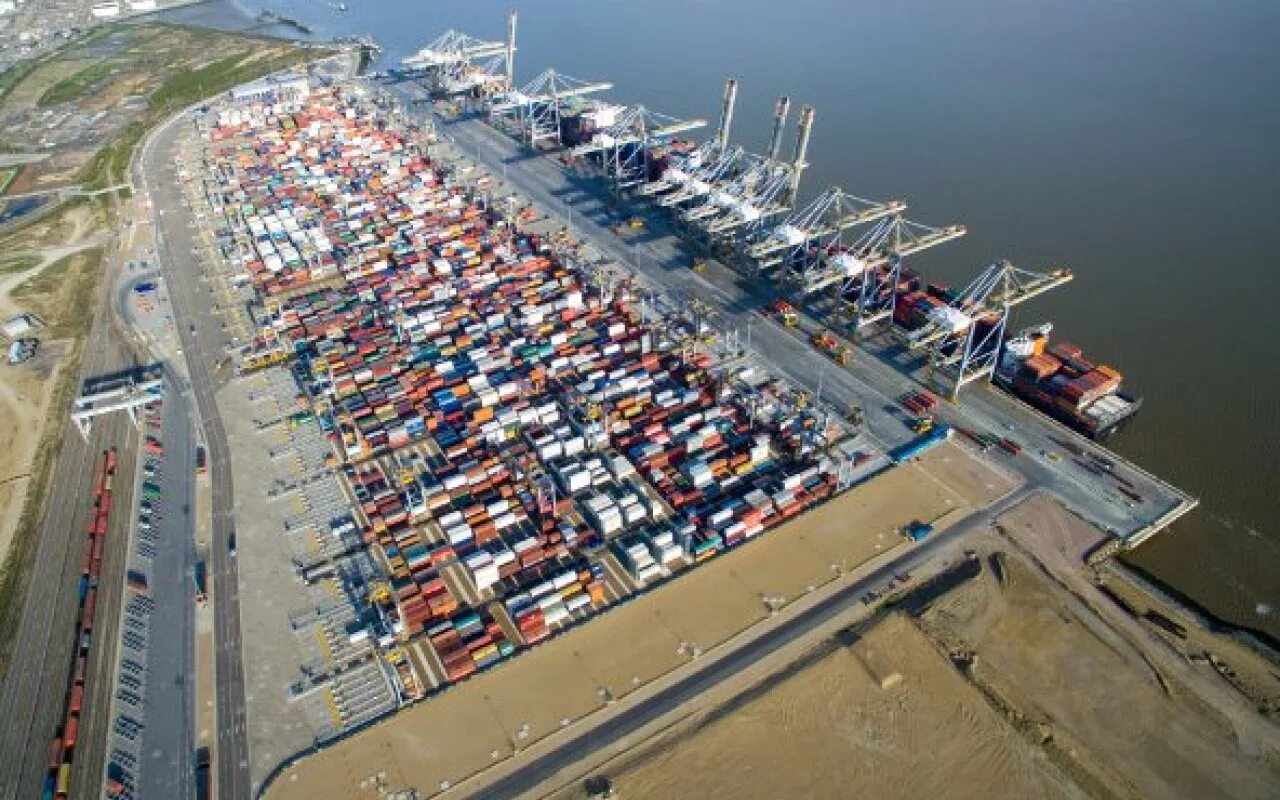 Gateway port. Лондонский шлюз. transport in the uk. container yard. maynards transport. uk.