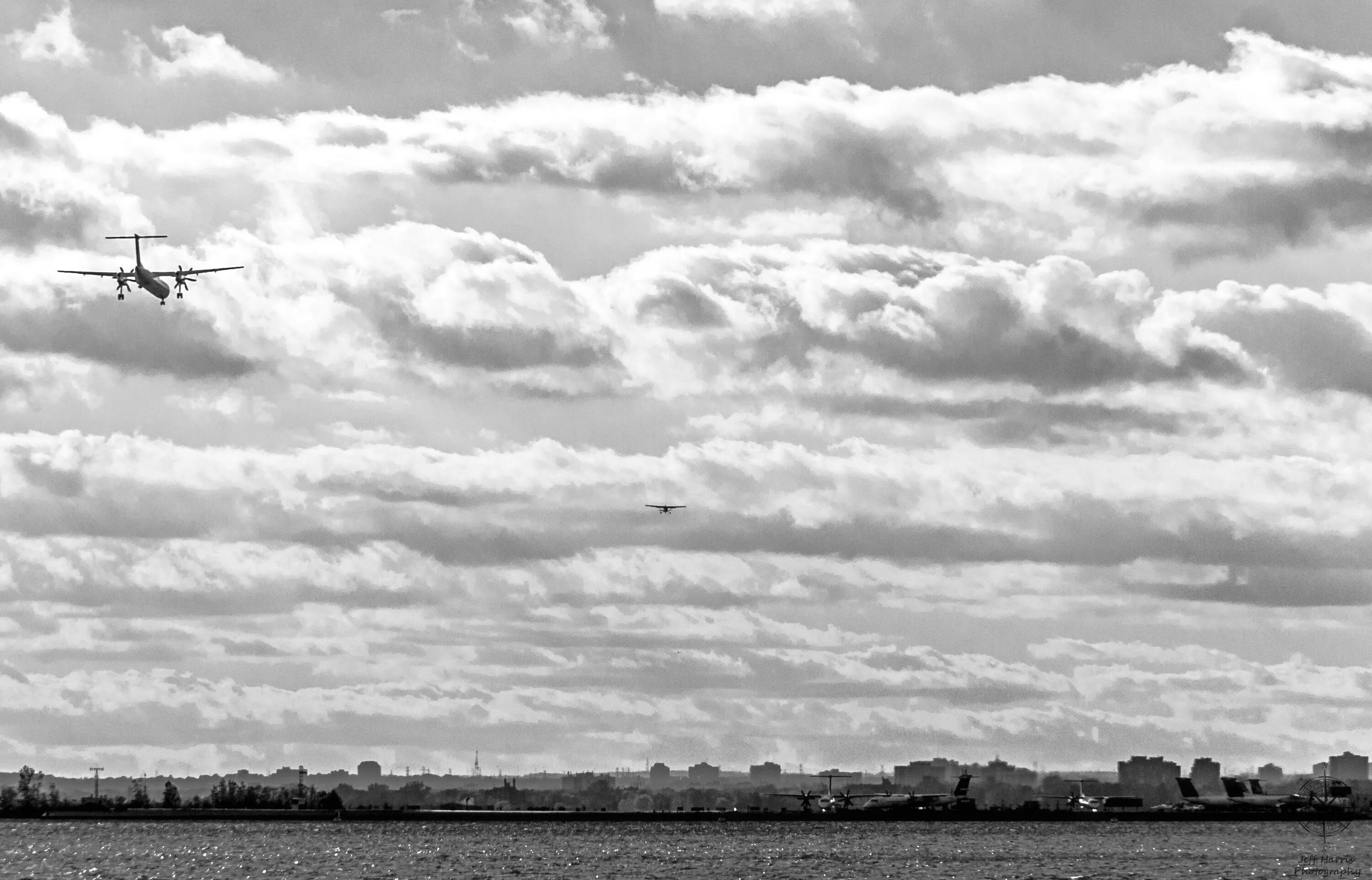 2 июня небо. Самолет на побережья моря. Скульптурная композиция самолет и облака. FPV clouds. Пустой брошенный самолет на берегу картинка в черно белом.