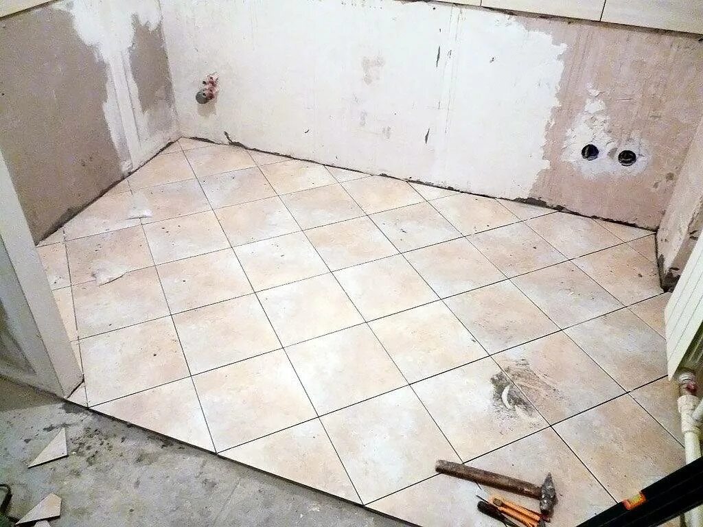 На какие полы можно класть плитку. Укладка плитки по диагонали на пол. Плитка по диагонали на полу. Укладка плитки на пол в ванной. Укладка плитки по диагонали.