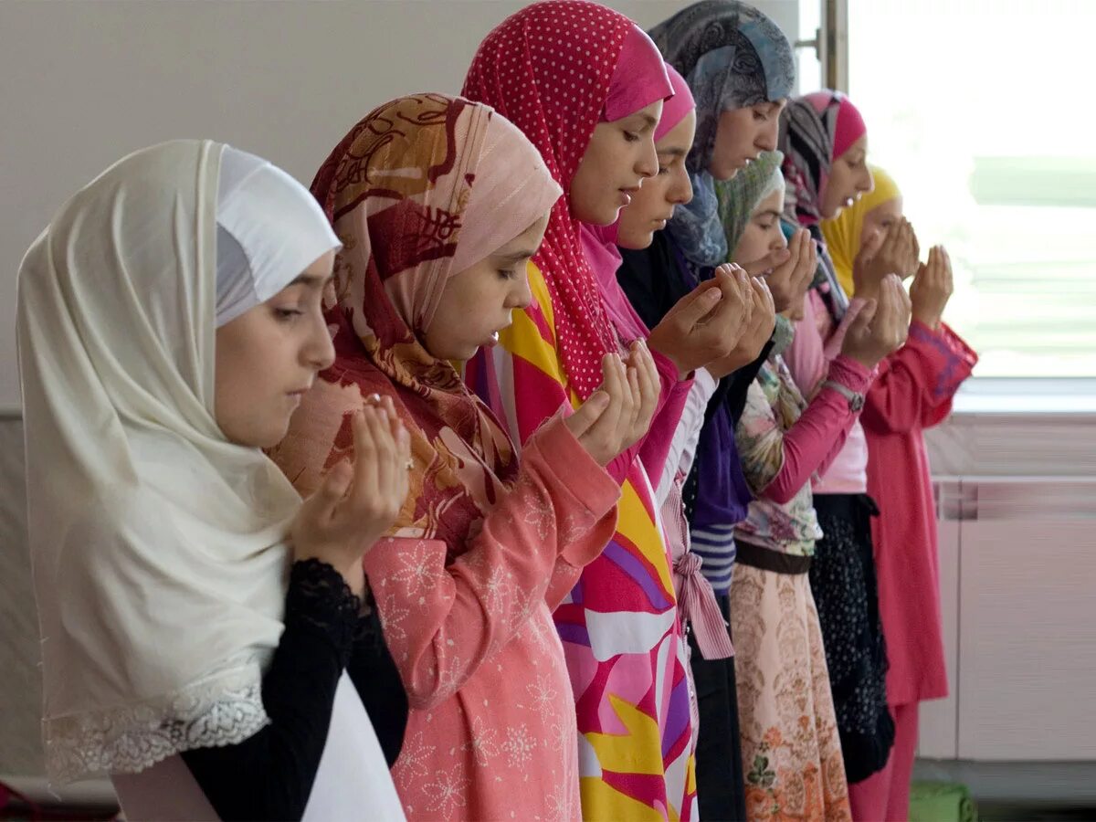 Молитва мусульманских женщин. Женщины в мечети. Мусульманский детский дом. Мусульманские женщины молятся. Женщины молятся в мечети.