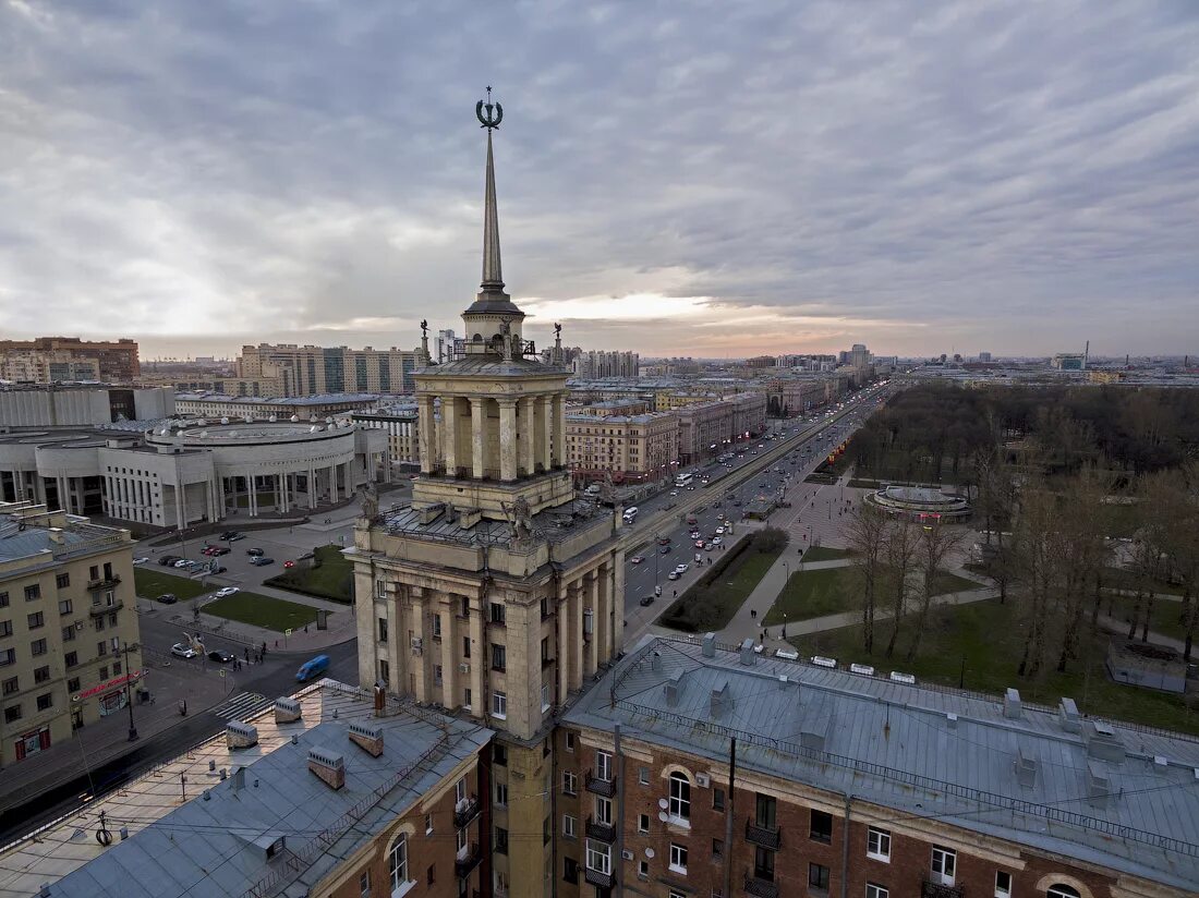 Санкт петербург дом победа. Московский проспект 190 дом со шпилем. Дом со шпилем парк Победы Санкт-Петербург. Санкт –Петербург, дом со шпилем на Московском проспекте.. Генеральский дом Санкт-Петербург Московский проспект.