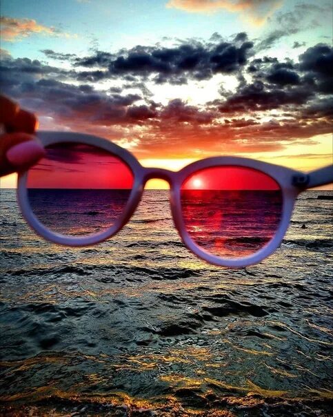 В розовых очках песня. Розовые очки. Мир через розовые очки. Лето через очки. Мир через очки.