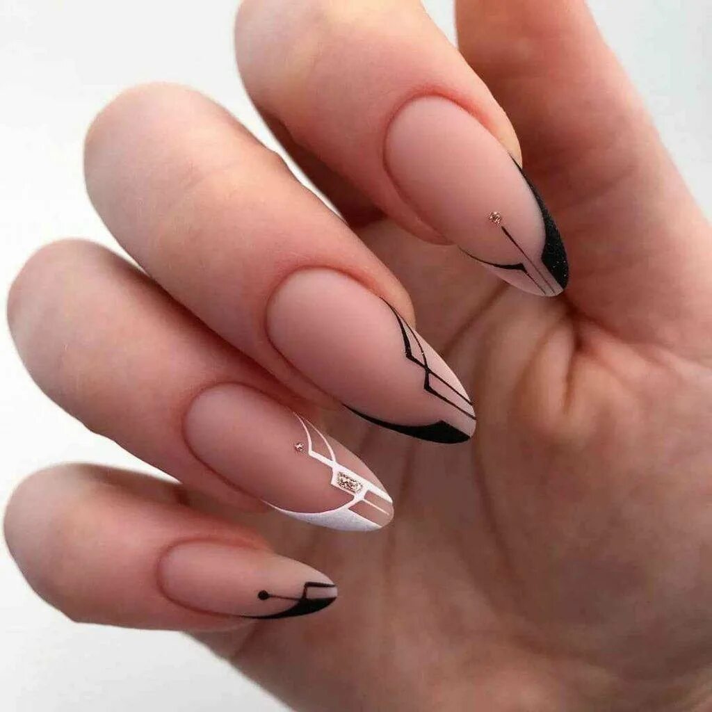 Черно белый френч. Маникюр френч необычный. Маникюр френч темный. Необычный френч. Леопардовый френч на ногтях.