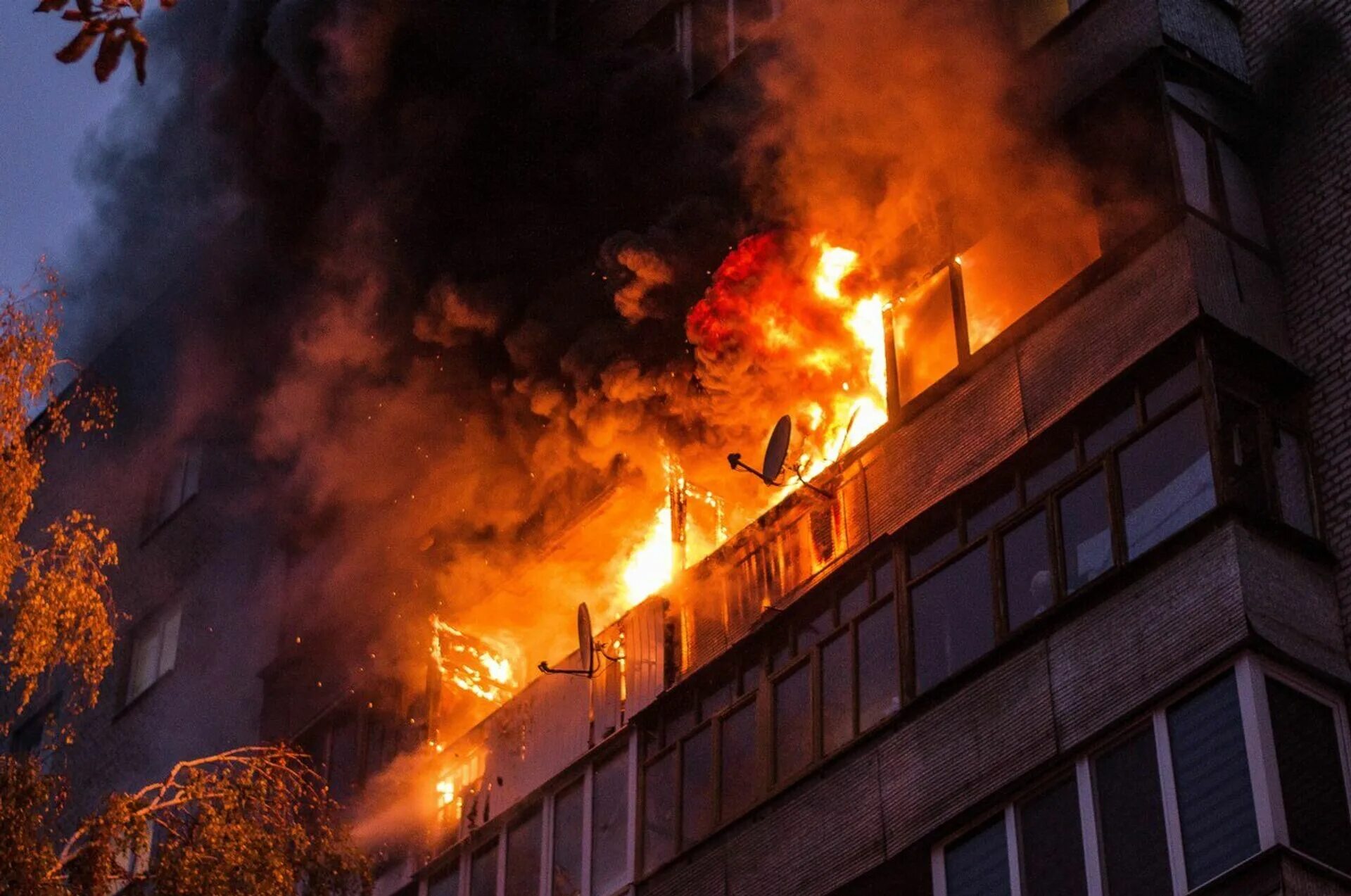 Пожар квартирах многоэтажных домах. Пожары в жилых домах. Горящий многоэтажный дом. Пожар квартирах многоэтажных домах. Пожар квартирах многоэтажных домах.