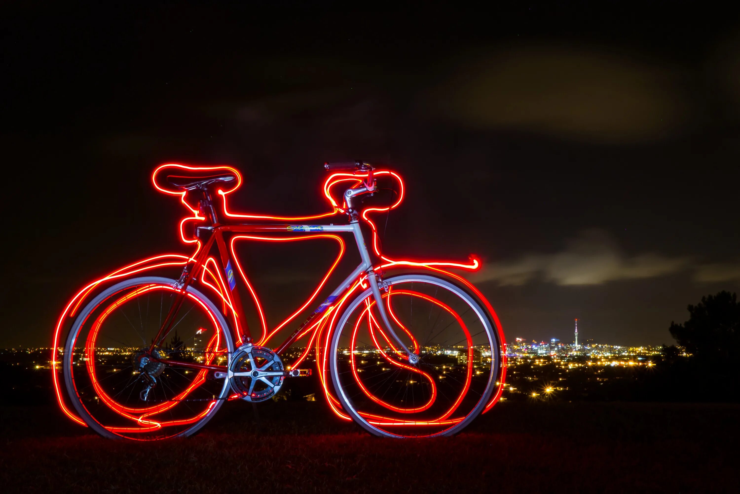 Bike night. Велосипед ночью. Велосипедист. Велосипедист ночью. Велопробег фон.