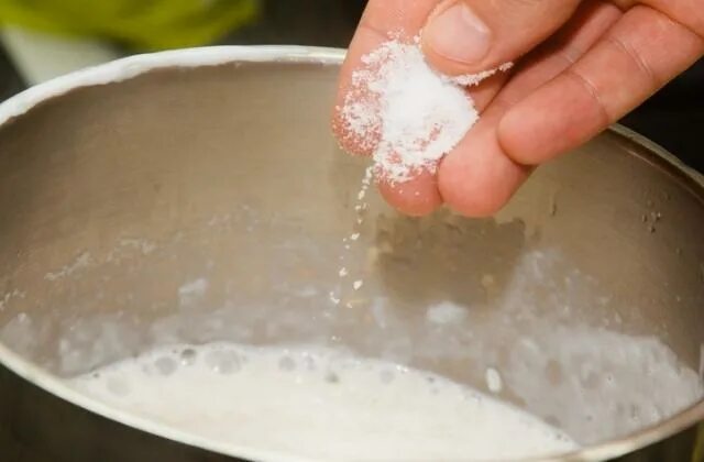 Соль добавляем по вкусу. Щепотка соли. щепотка сахара. добавление соли. молоко с солью.