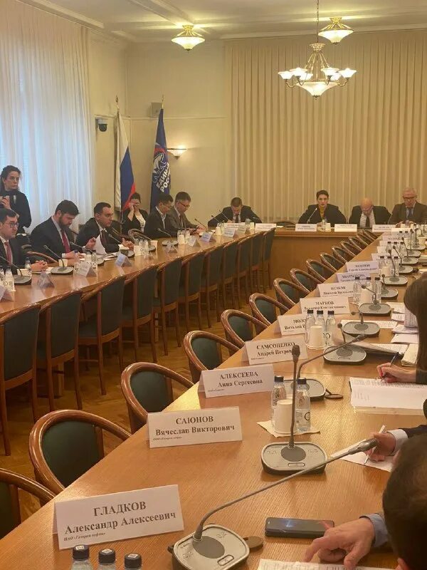 также в комитете