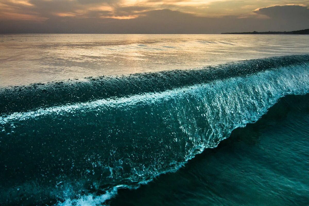 Нужно быть океаном. Бирюзовое ЦУНАМИ. Соленая морская вода. Выпуклость океана фото. Обои на компьютерный стол ЦУНАМИ.