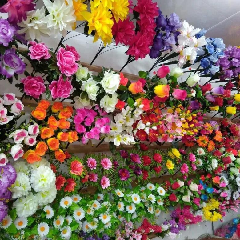 Интернет магазин искусственных цветов оптом. Искусственные цветы. Выставка искусственных цветов. Искусственные цветы на кладбище. Крупные искусственные цветы.