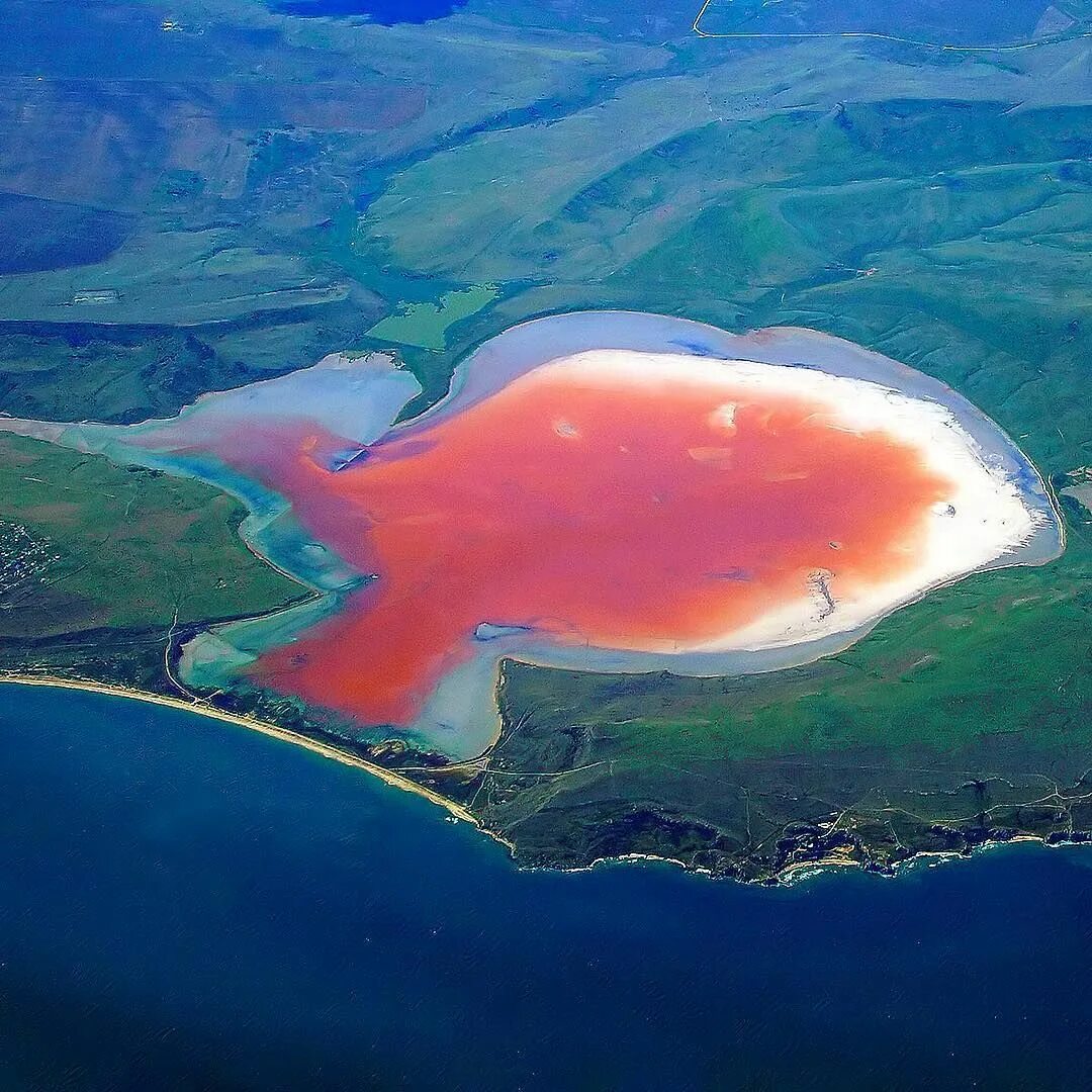 Розовый водоем в крыму. Кояшское озеро в Крыму. Розовое озеро Чокрак. Розовое озеро в Крыму. Кояшское озеро красный.