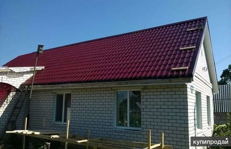 Крыша частного дома из металлочерепицы. Крыша из профнастила. крыша двухскатная металлочерепица. металлочерепица на доме.