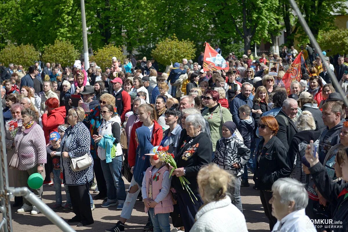 Митинг победы сценарий. Парад Победы возложение цветов. Возложение цветов на площади Победы. Празднование дня Победы в Мяделе. Митинг фото.