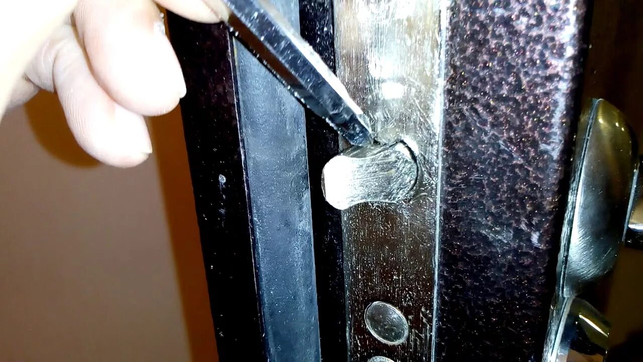Регулятор прижима защёлки железной двери. Смазка дверных петель входной металлической двери с защелкой. Расшаталась дверная ручка входной двери. Перекос входной металлической двери.