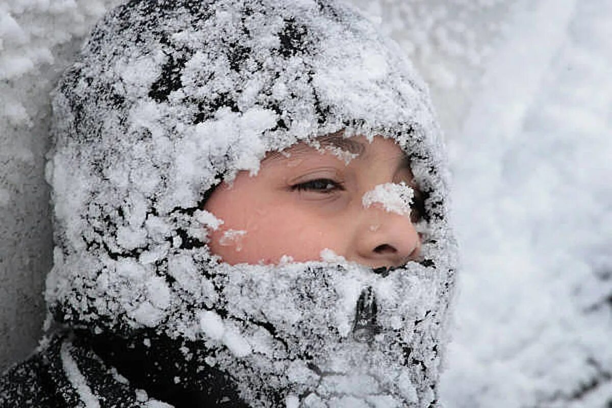 Cold and snowy. Сильный Мороз. Похолодание зимой. Мальчик замерз. Зима холода.