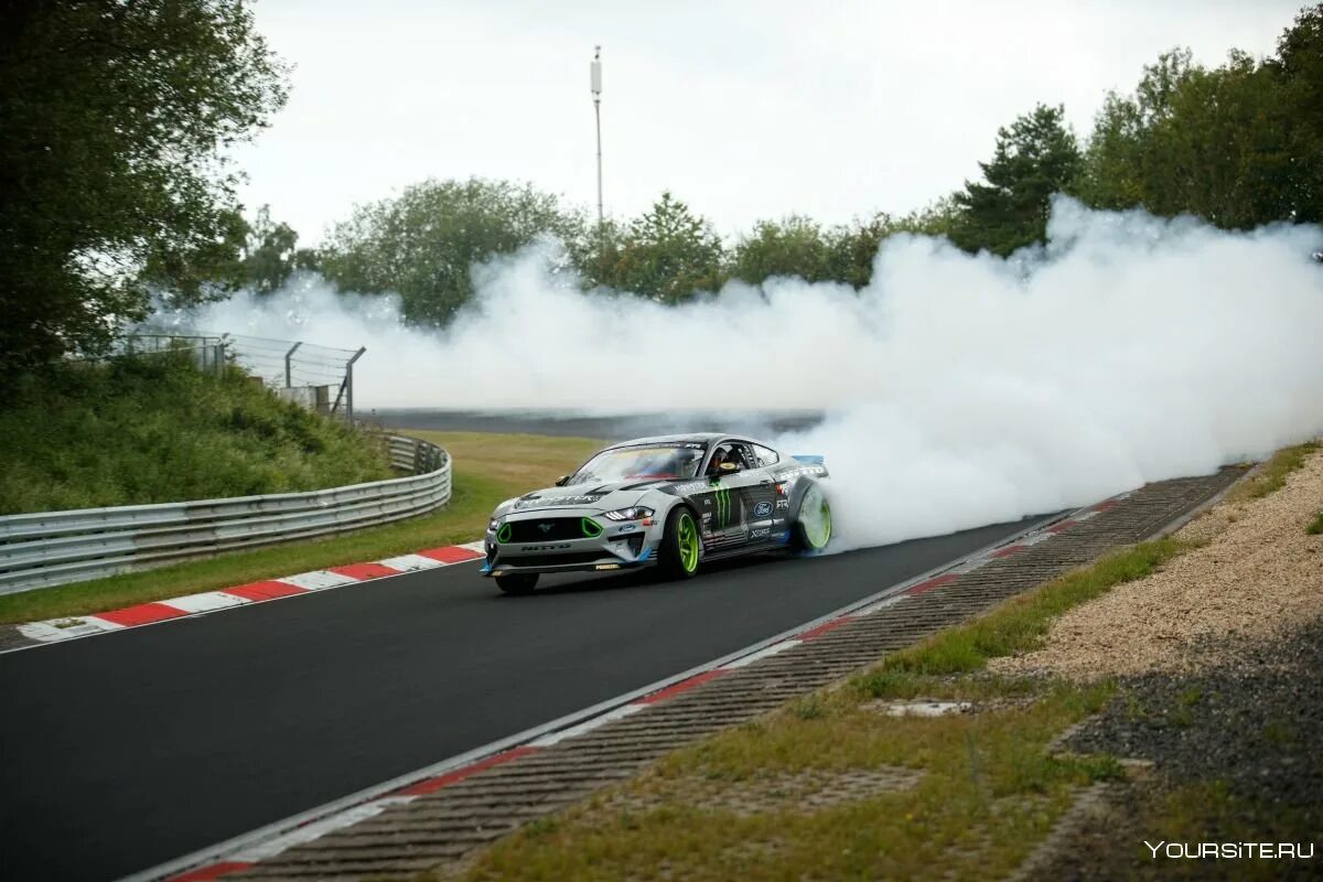 Over drift. Дрифт мустанг. nurburgring drift. гоночные машины на трассе. дрифт авто.