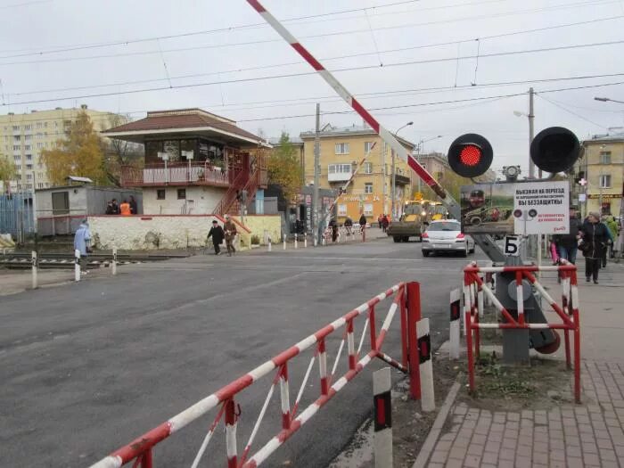 Парголово переезд. Термозаторы на железной дороге. Переезд парголово. Жд шлагбаум. Служебный корпус исторического вокзала в парголово.