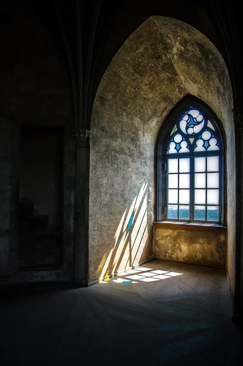 В замках были окна. Средневековый интерьер. Средневековое окно. Интерьер готического замка. Окно в замке.