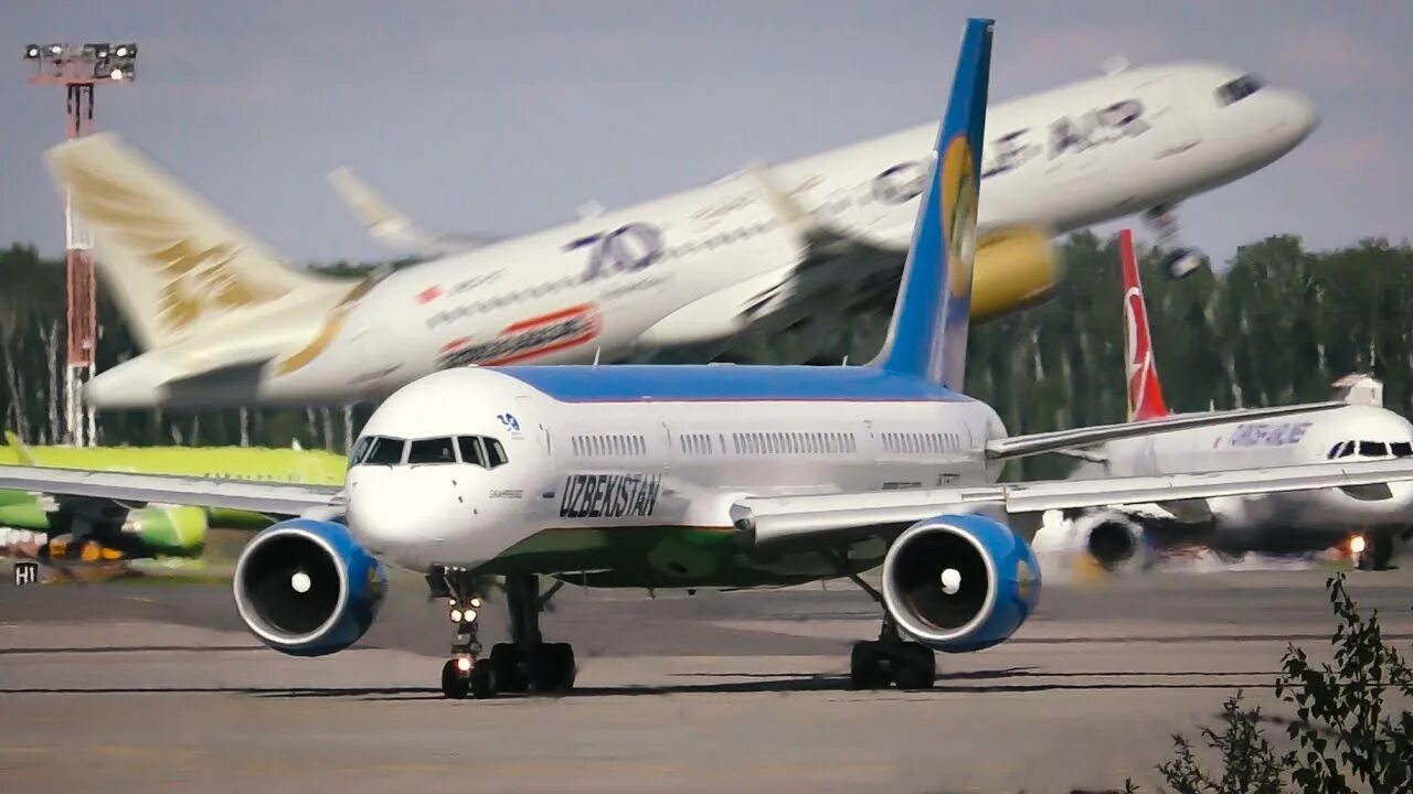 Ek 132 emirates. Суперджет 100. Ек 133 дубай москва. Рейс ek‑133. 133 рейс дубай.