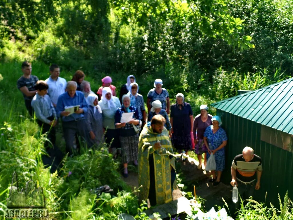 Казанский родники расписание. Село полое Ардатовский район Мордовия. Родник в Крылатском крестный ход. Икона у родника. Родник Ардатов.