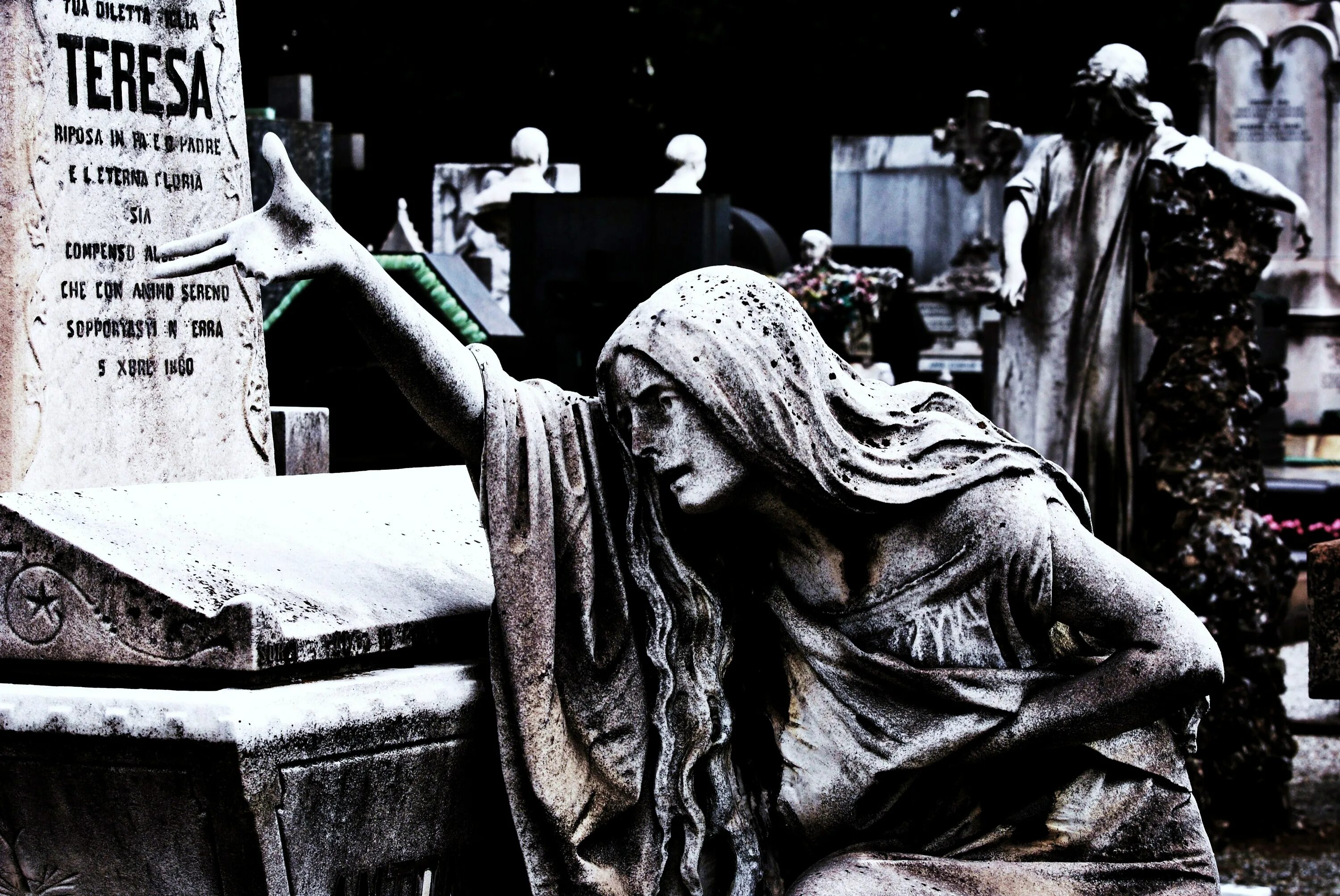 Раскованная могила. Миланский некрополь ангел. Могильная плита Готика. Надгробная плита Готика. Готические надгробия.