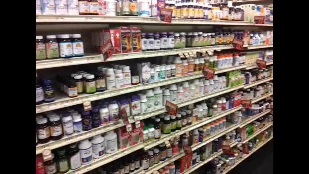 Торговля бадами. Разносная торговля бад. Бады через аптеки грозит. Люди в аптеке. Девушка выбирает в аптеке.