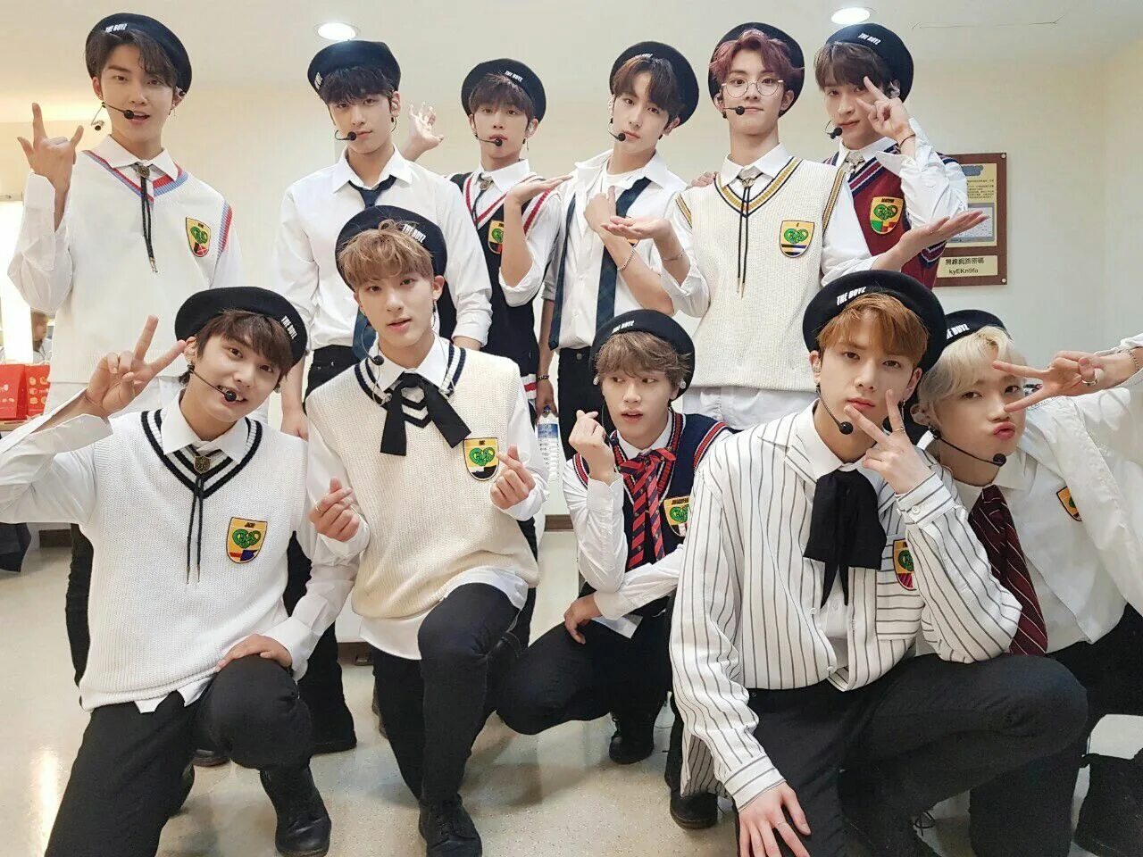 The boys likes school. Группа the Boyz. The boys участники Джуен. The boys группа Корея. Джуён кпоп.