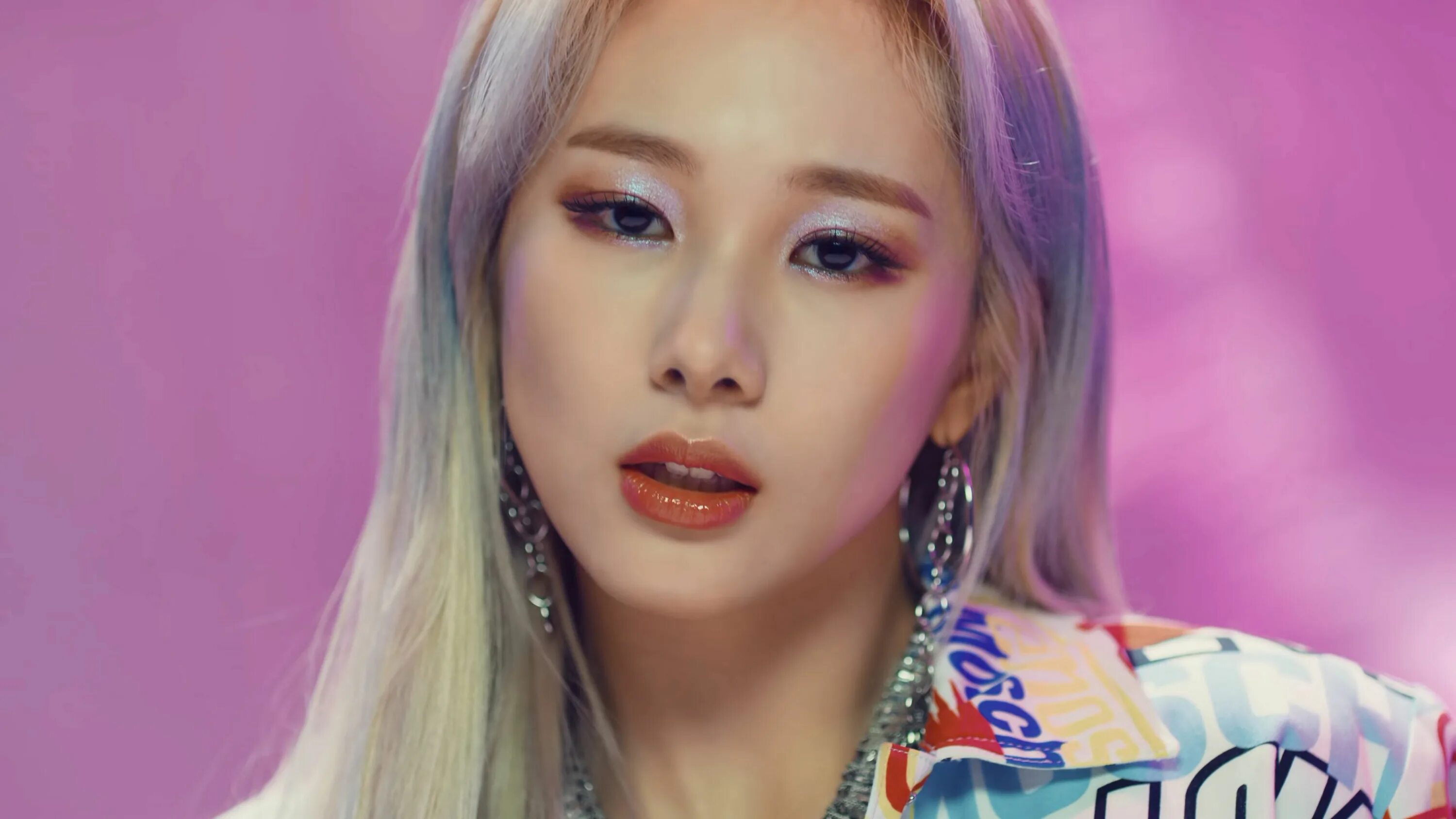 Everglow dun dun. Миа эверглоу. группа everglow миа. хан ынджи everglow. everglow миа dun dun.