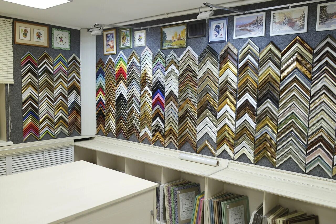 багетная мастерская тверь бебеля художественный салон. интерьер багетной мастерской. багетная мастерская. колизей багетная мастерская. оформление багетной мастерской.