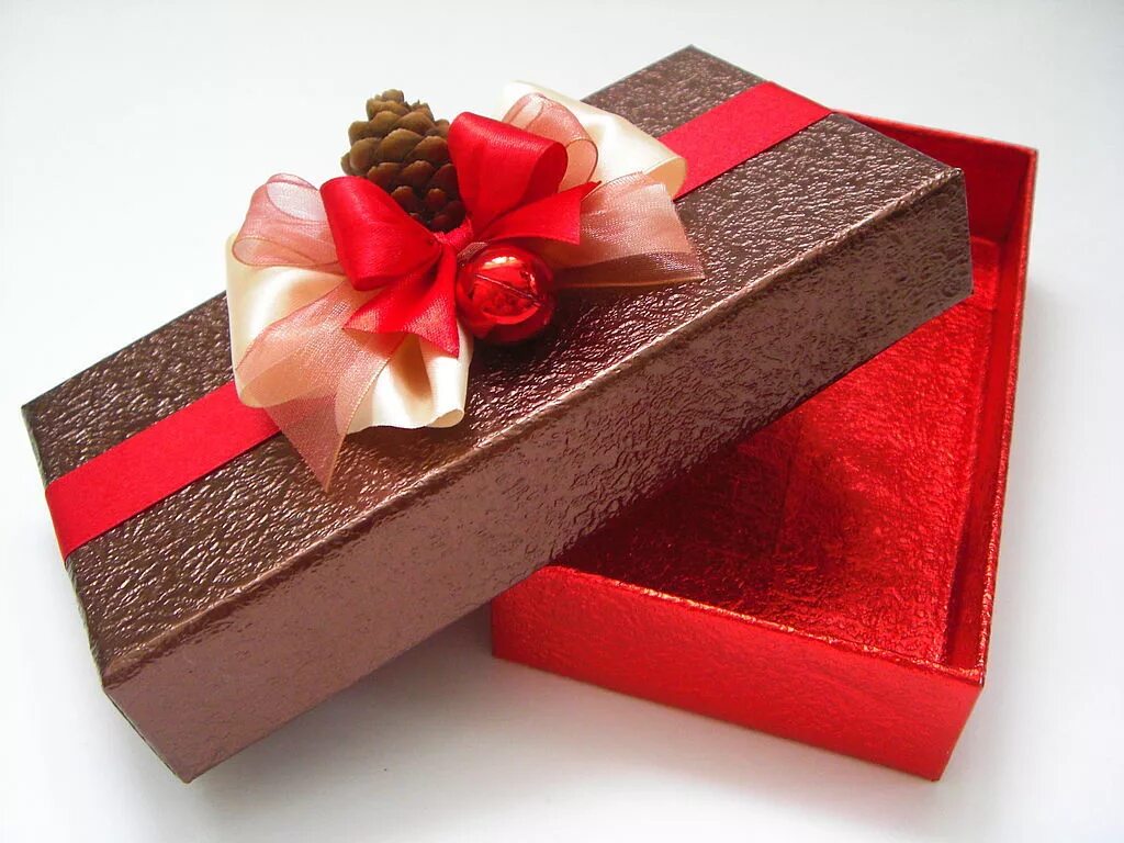 Как сделать новогоднюю подарочную коробку. Новогодний подарок в коробке. Декупаж ящичка новогодний. Коробки под подарки на новый год. Как сделать новогоднюю подарочную коробку.