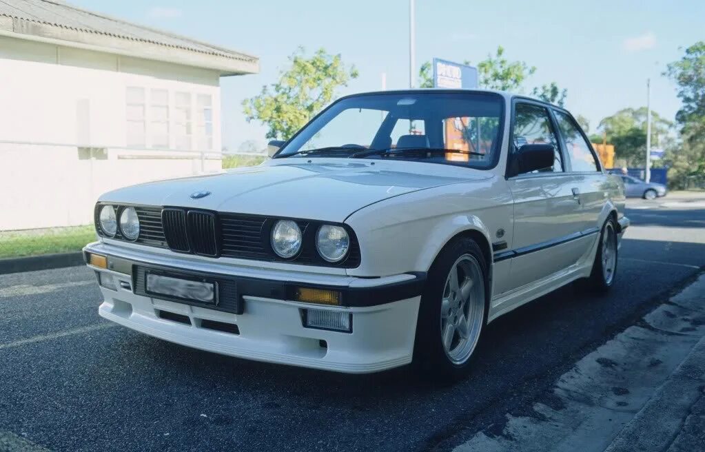 Е30 touring савкин. М техник отзывы. Bmw e30 drive2. Обвес м тех 2 е30. Бмв е30 седан белый.