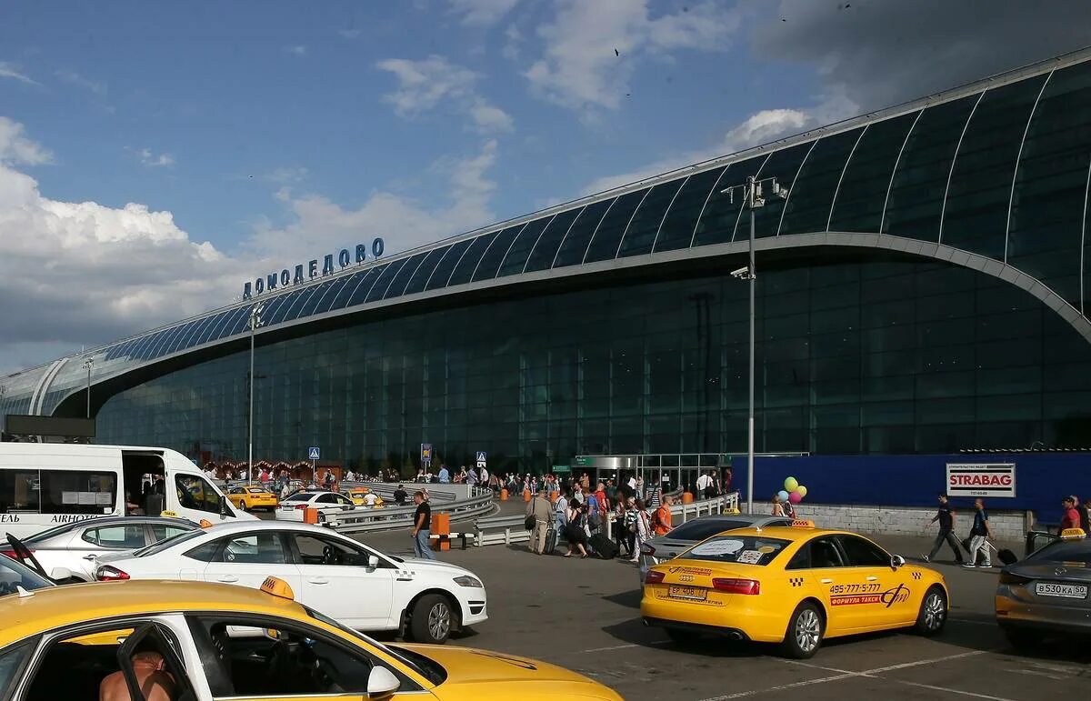 Такси аэропорт шереметьево казанский вокзал. Аэропорт Домодедово такси. Такси в аэропорт Шереметьево. Аэропорт Домодедово стоянка такси. Шереметьево-Домодедово такси.