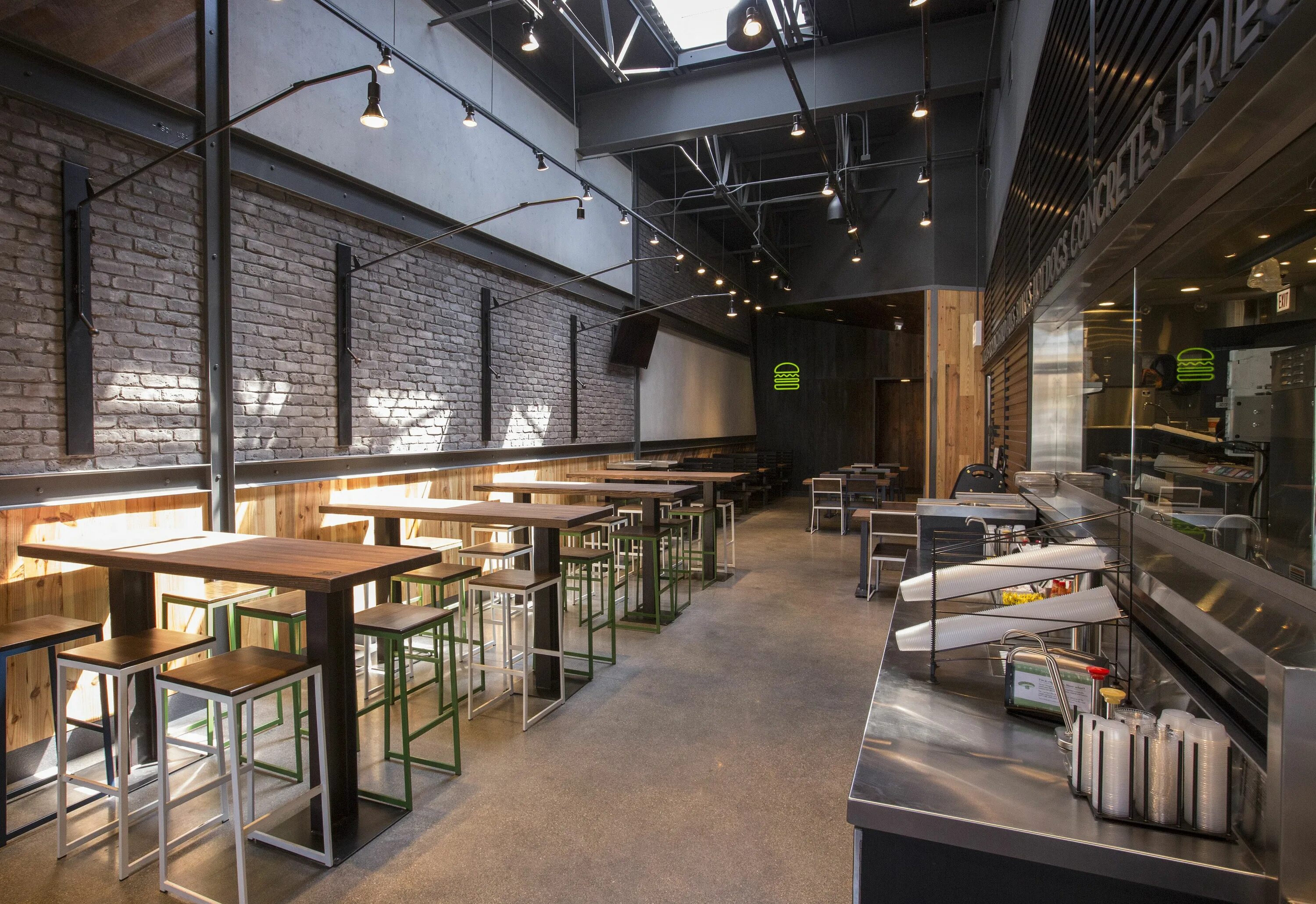 Fast casual. Casual dining рестораны. Casual ресторан. Формат заведения fast casual. Интерьер кафе быстрого питания.