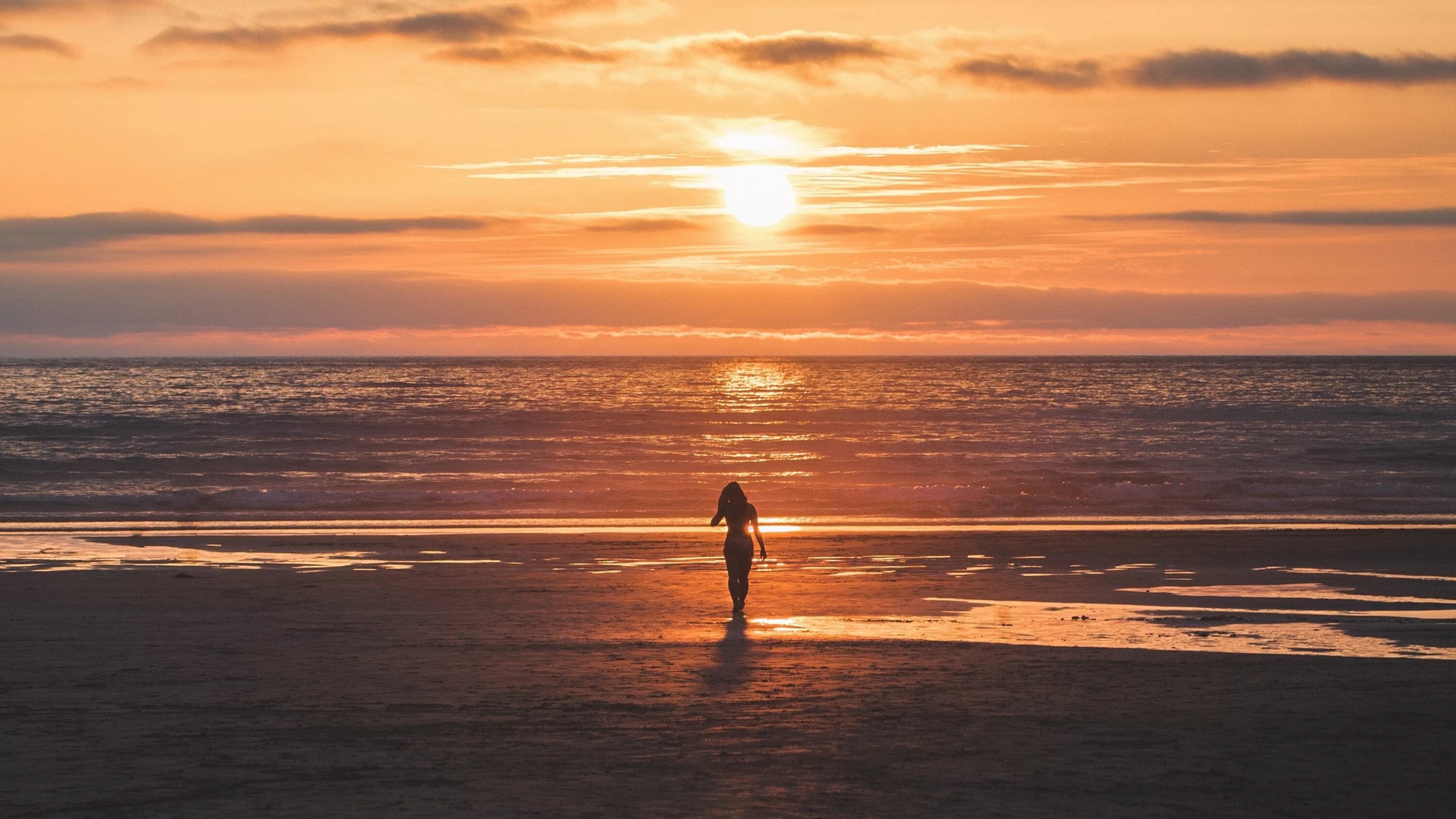 Грустью море не вычерпаешь. Сансет Бич Sunset Beach. Закат на море. Пляж закат. Девушка закат на побережье океана.