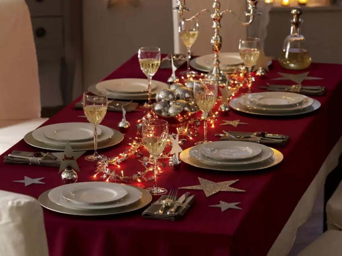 Праздничный стол 2024 года. Красивая сервировка новогоднего стола. Красиво сервированный стол. Сервировка Рождественского стола. Сервировка стола новый год красный.