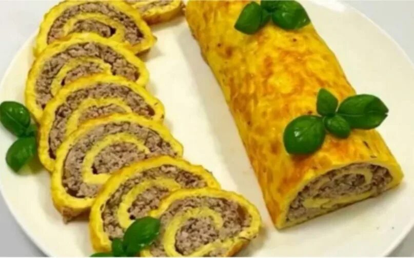 Мясной рулет. Сырный рулет с фаршем. Закусочные рулеты на праздничный стол. Мясные рулетики с картошкой. Сырный рулет с курицей.