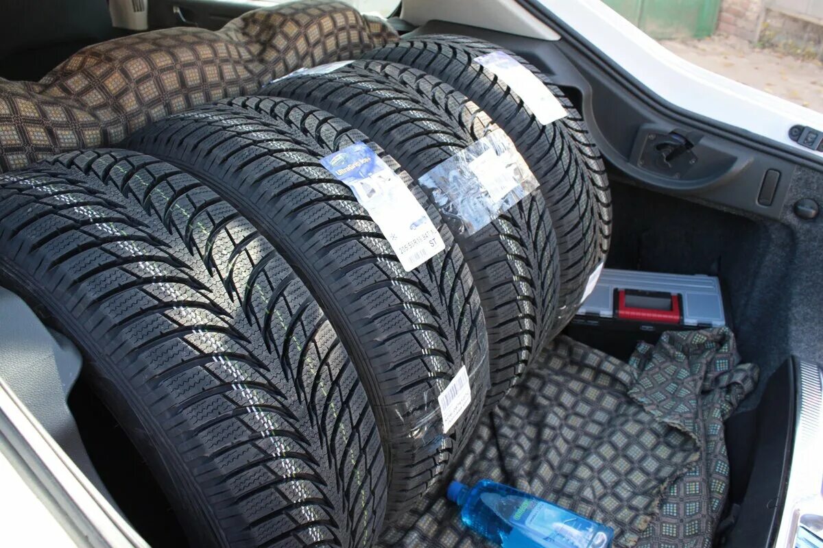 Резина зима лето всесезонка. Goodyear ULTRAGRIP 4x4. Зимние шины. Демисезонная резина для авто. Всесезонная резина летом