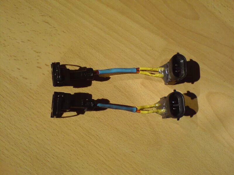 Фишка противотуманной фар hyundai accent. Фишка противотуманной фары солярис 1. Разъем солярис 1 туманки. Штекер акцент. Mi01 разъем акцент.