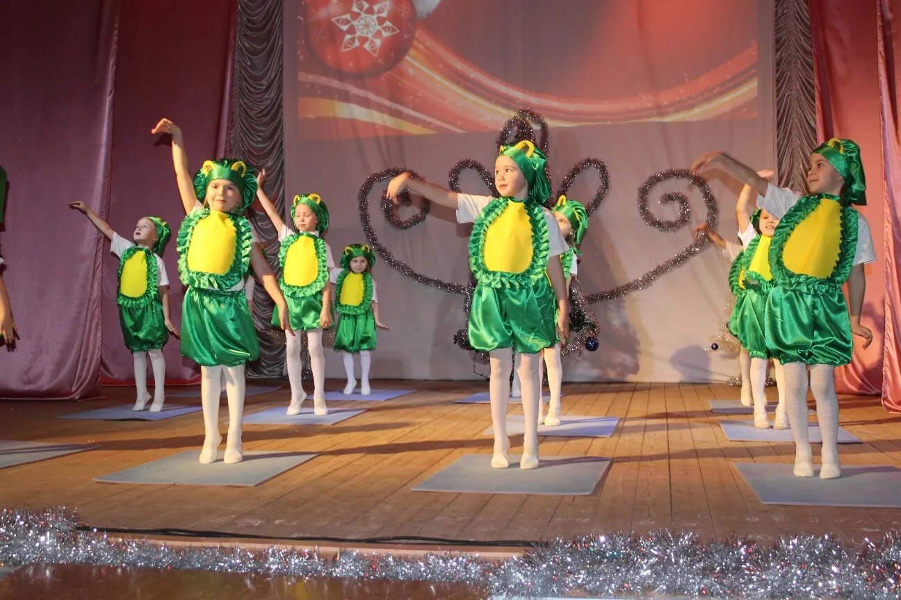 танец лягушат музыка. танец лягушат. танец лягушки. танец лягушата ансамбль алмаз. танец лягушат музыка.