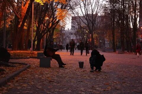 В моем городе осень гуляет