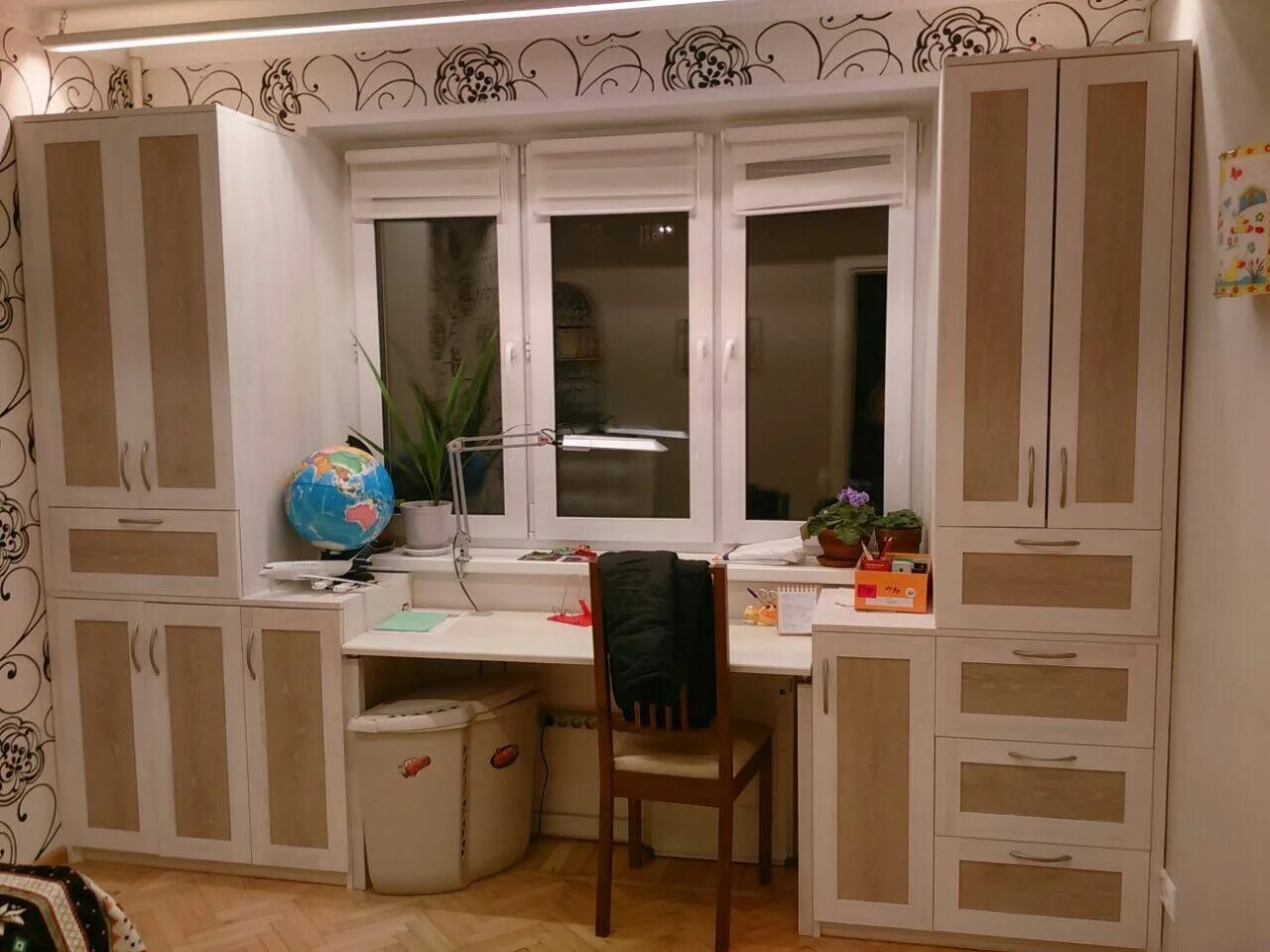 Мебели вдоль