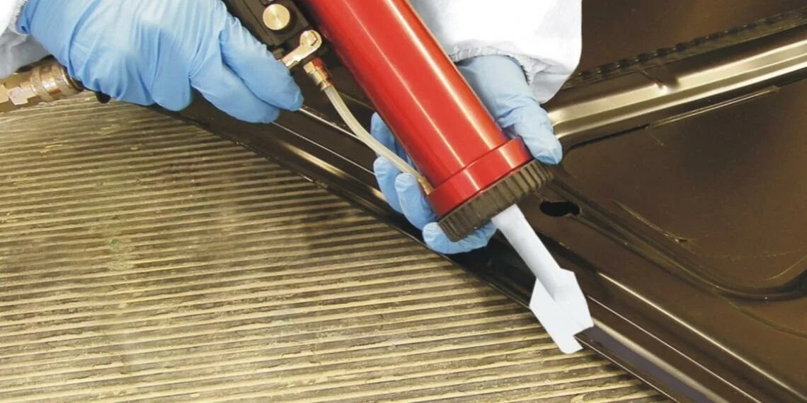 Шовный герметик для капота. Нанесение шовного герметика на авто. Как наносить герметик авто. Сварка днища гольф 2. Как наносить герметик авто.