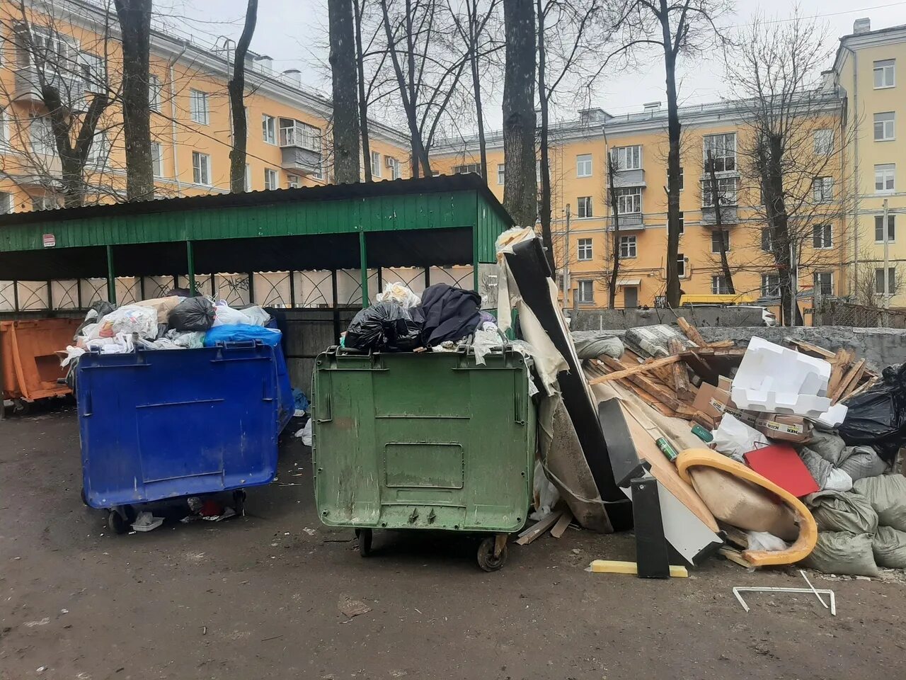 Помойка зонт. Клип шнурова. Переполненный мусорный контейнер. Колонка на мусорке. Музыкальный мусорный бак.