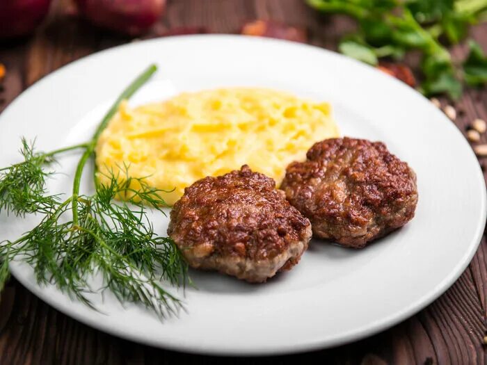 Мясные котлеты с пюре. Биточки из говядины с картофельным пюре. пюре с котлетой. картофельное пюре с котлетой. гарнир к котлетам.