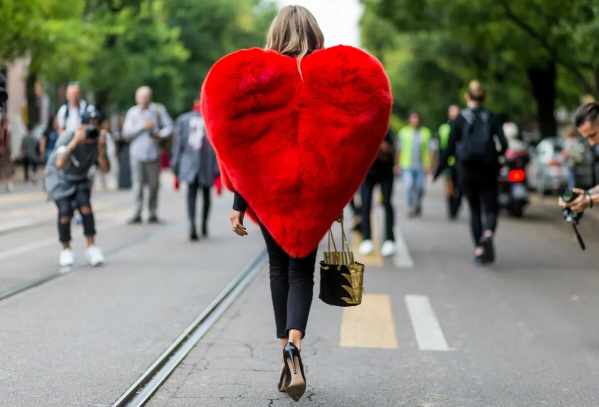 Шубка с сердечками. Костюм в форме сердца. Шуба сердце Saint Laurent. Платье в форме сердца. Wear heart