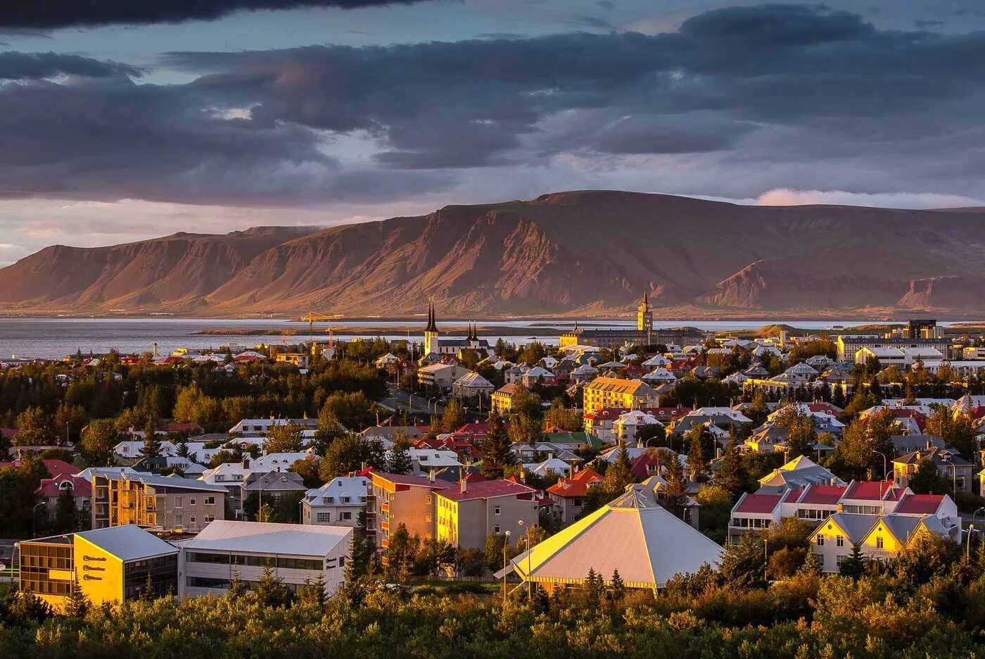 Island город. Рейкьявик столица Исландии. Исландия Рик Явик. Исландия столица Рейкьявик достопримечательности. Рейкьявик столица Исландии фото.